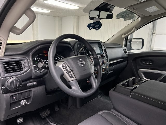 2024 Nissan TITAN Crew Cab SV 4x4